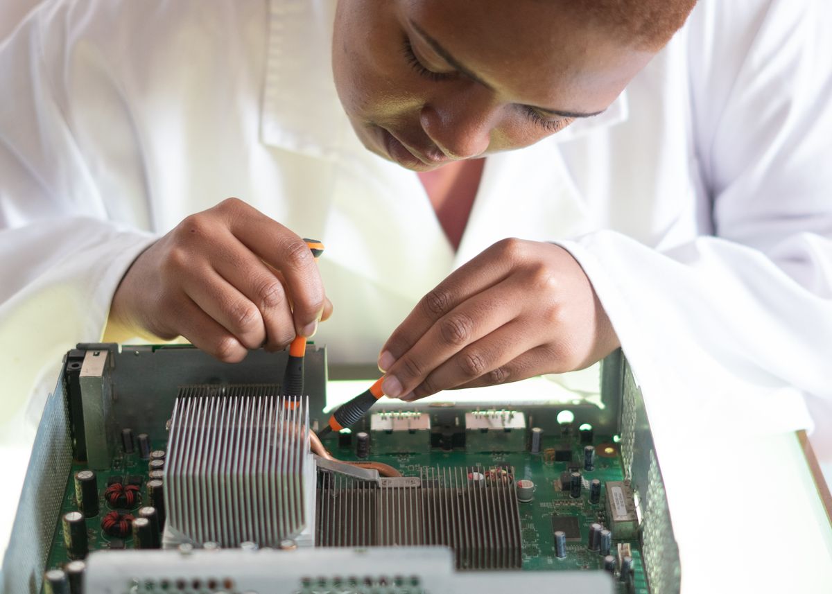 Remplacement de composants électroniques et chipsets sur PC