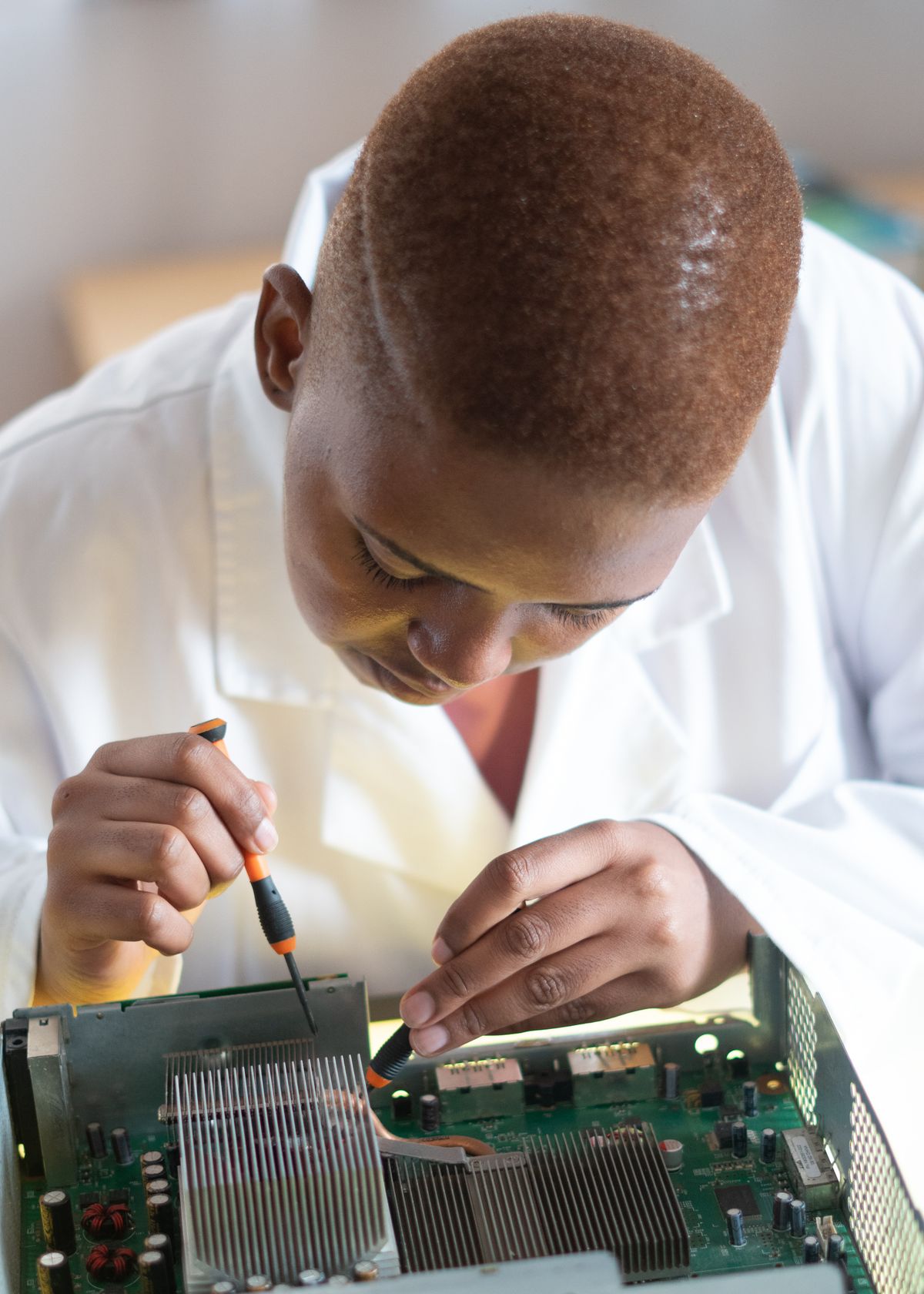 Technicien LEC réalisant un diagnostic informatique à Douala